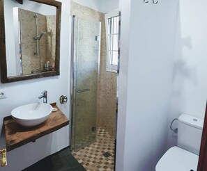 Dusche, Haartrockner, Handtücher, Toilettenpapier