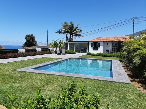 A modern house with a swimming pool, a patio, and a view of the sea. - Romantic getaway, Luxury  cottage with large private heated (optional) pool (La Orotava)