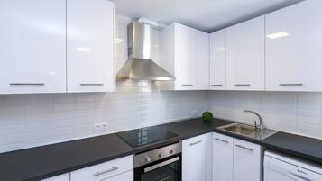 Frigorífico, microondas, horno y lavavajillas