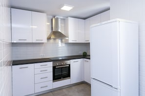 Kühlschrank, Mikrowelle, Ofen, Geschirrspüler