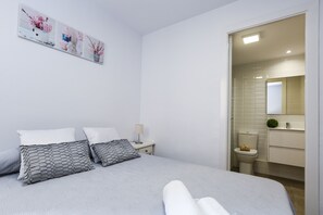 4 bedrooms, iron/ironing board, free WiFi, bed sheets - VALENCIA Apartment (Salou)