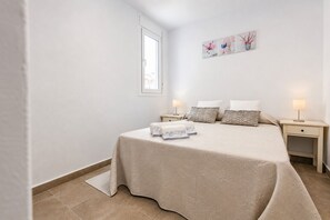 4 slaapkamers, een strijkplank/strijkijzer, gratis wifi, beddengoed