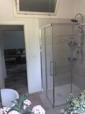 Douche, sèche-cheveux, serviettes fournies, savon