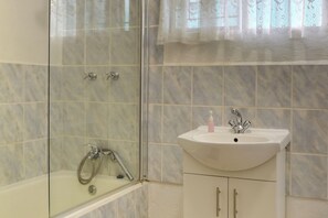 Chalet Familial | Salle de bain | Serviettes fournies, papier toilette