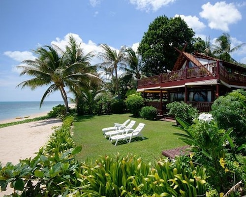 STUNNING BEACHFRONT traditional Thai style- 5 Bedrooms Villa with Private pool