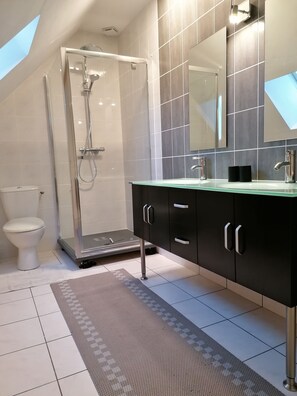 Badewanne, Haartrockner, Toilettenpapier