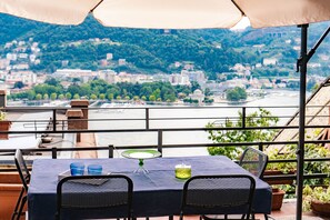 Outdoor dining - Maison Peltrera - flying over Como (Como)