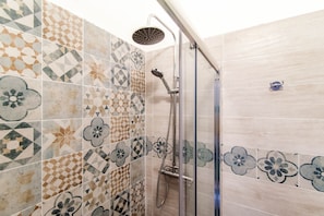 Shower, hair dryer, bidet, towels - Maison Peltrera - flying over Como (Como)