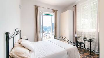 3 Schlafzimmer, Schreibtisch, Bügeleisen/Bügelbrett, Reisekinderbett