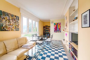 Smart TV, books - Maison Peltrera - flying over Como (Como)