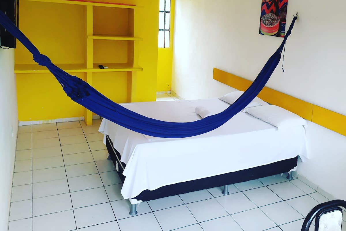 Quarto casal econômico | Wi-Fi de cortesia, roupa de cama