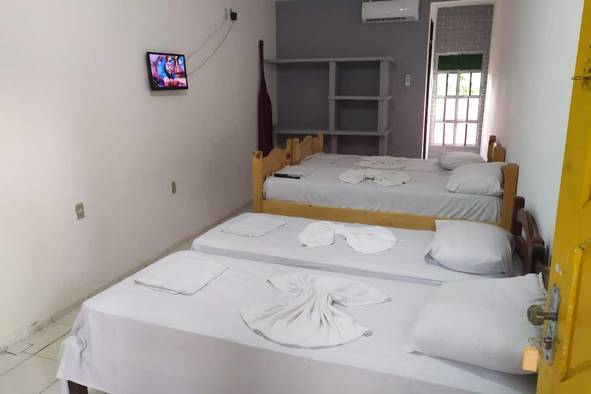 Quarto quádruplo econômico | Wi-Fi de cortesia, roupa de cama