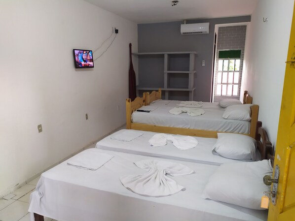 Quarto quádruplo econômico | Wi-Fi de cortesia, roupa de cama