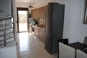 Fridge, microwave, oven, coffee/tea maker