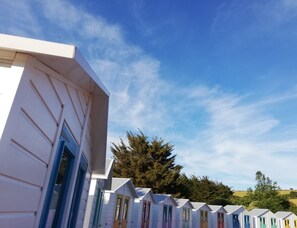 Exterior - No. 24 is a spacious family home, within a 5 min walk to a dog friendly beach. (Par)