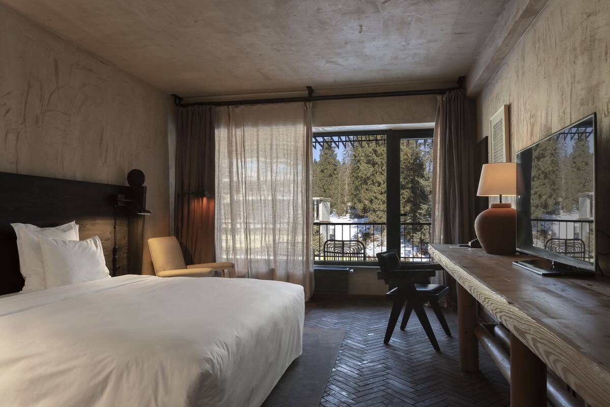 In-room safe, desk, laptop workspace, iron/ironing board