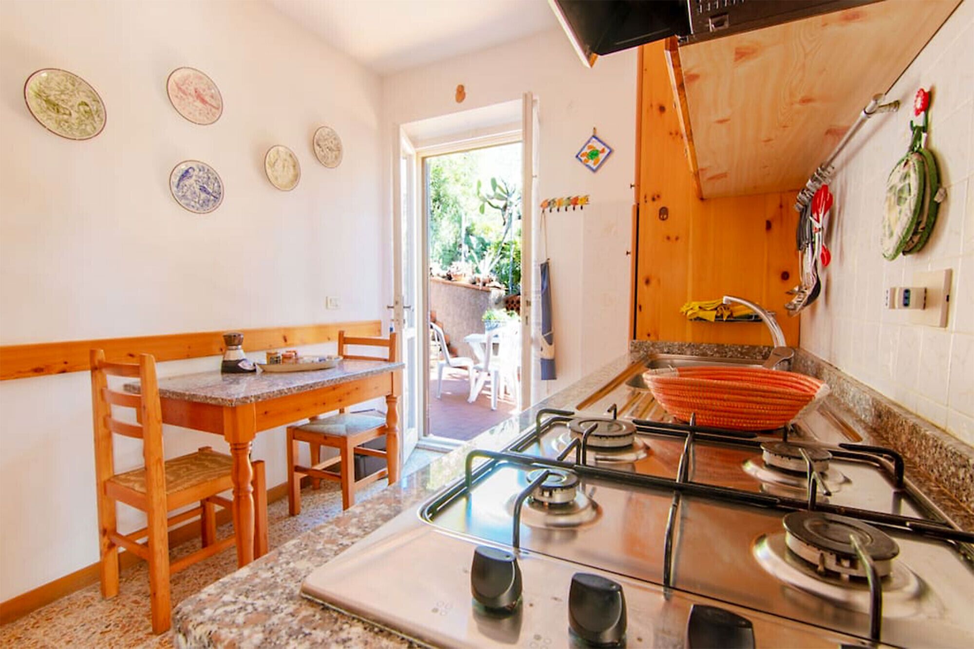 Kühlschrank, Mikrowelle, Wasserkocher mit Kaffee-/Teezubehör