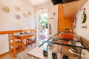 冷蔵庫、電子レンジ、コーヒー / ティーメーカー、調理器具と食器