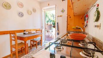 Kühlschrank, Mikrowelle, Wasserkocher mit Kaffee-/Teezubehör