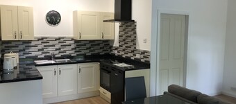 Spacious Studio Apartment with en-suite, full kitchen and private entrance