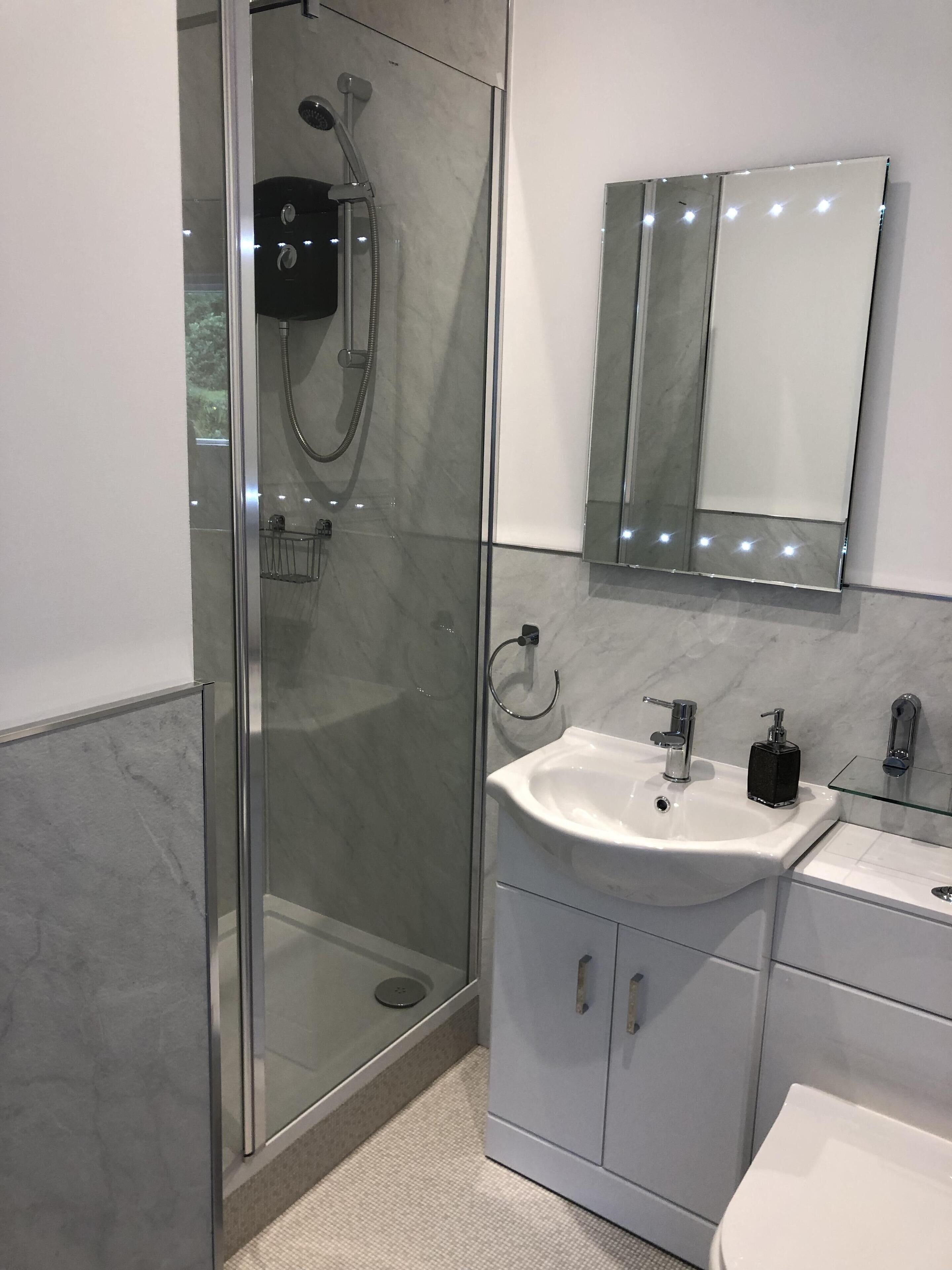 Haartrockner, Handtücher, Seife, Toilettenpapier