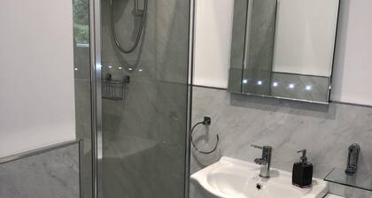 Spacious Studio Apartment with en-suite, full kitchen and private entrance