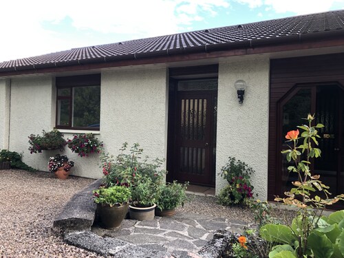 Spacious Studio Apartment with en-suite, full kitchen and private entrance