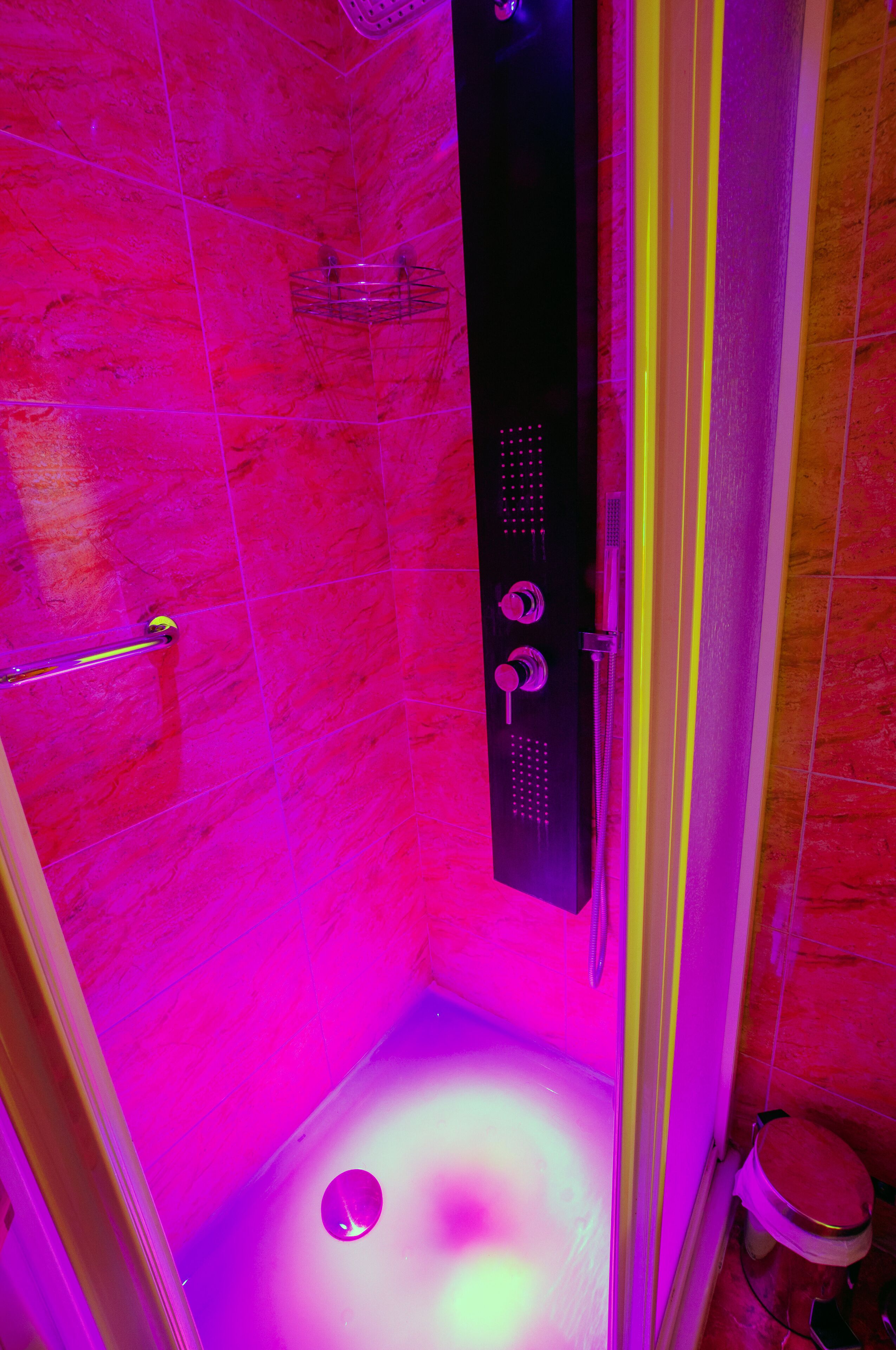 Un baño con cabina de ducha, inodoro y lavabo.