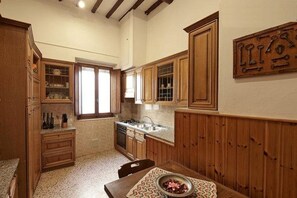 Kühlschrank, Ofen, Herdplatte, Wasserkocher mit Kaffee-/Teezubehör