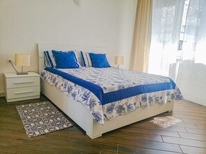 1 dormitorio, tabla de planchar con plancha, wifi y ropa de cama