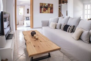 4 bedrooms, iron/ironing board, free WiFi, bed sheets - Charmful villa, stunning views,pool, hot tub & BBQ (Roussospiti)