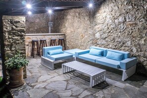 Property grounds - Charmful villa, stunning views,pool, hot tub & BBQ (Roussospiti)