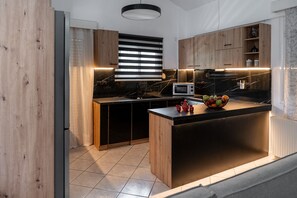 Fridge, microwave, oven, stovetop - Charmful villa, stunning views,pool, hot tub & BBQ (Roussospiti)