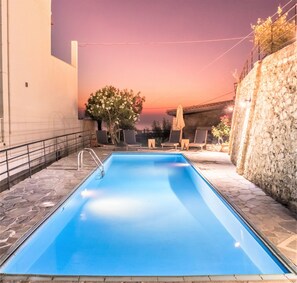 Pool - Charmful villa, stunning views,pool, hot tub & BBQ (Roussospiti)