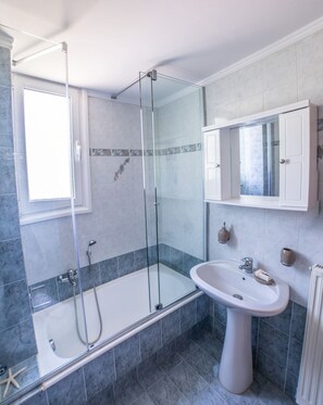 Combined shower/tub, hair dryer, towels, shampoo - Charmful villa, stunning views,pool, hot tub & BBQ (Roussospiti)