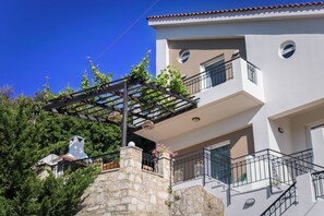 Exterior detail - Charmful villa, stunning views,pool, hot tub & BBQ (Roussospiti)