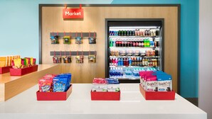 Ein Verkaufsbereich mit Regalen voller Snacks, Getränke und verpackter Ware.