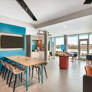 avid hotel Orlando International Airport by IHG
