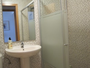 Dusche, Haartrockner, Bidet, Handtücher