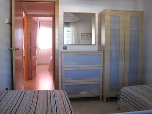 2 slaapkamers, een strijkplank/strijkijzer, reisbedje, beddengoed