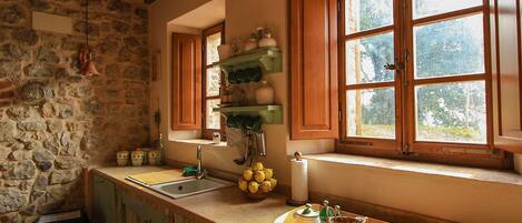 Een koelkast, een magnetron, een oven, een vaatwasser