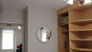 Une pièce avec un miroir, une armoire et une porte portant l’inscription « SORTIE ».