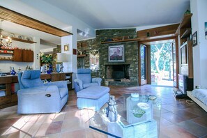 TV, fireplace - Villa La Sugheretta (Punta Ala)