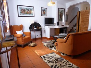 Smart TV, fireplace - CASA BERIMBAU, duplex by the beach, in the old hull of Vila Nova de Milfontes (Vila Nova de Milfontes)