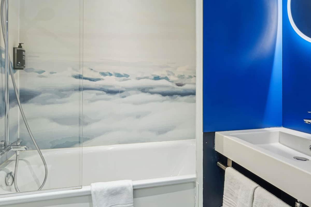 Individuell eingerichtet, Schreibtisch, laptopgeeigneter Arbeitsplatz