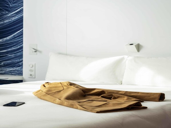 Habitación estándar, 1 cama matrimonial | Muebles diferentes, escritorio y espacio para trabajar con laptop