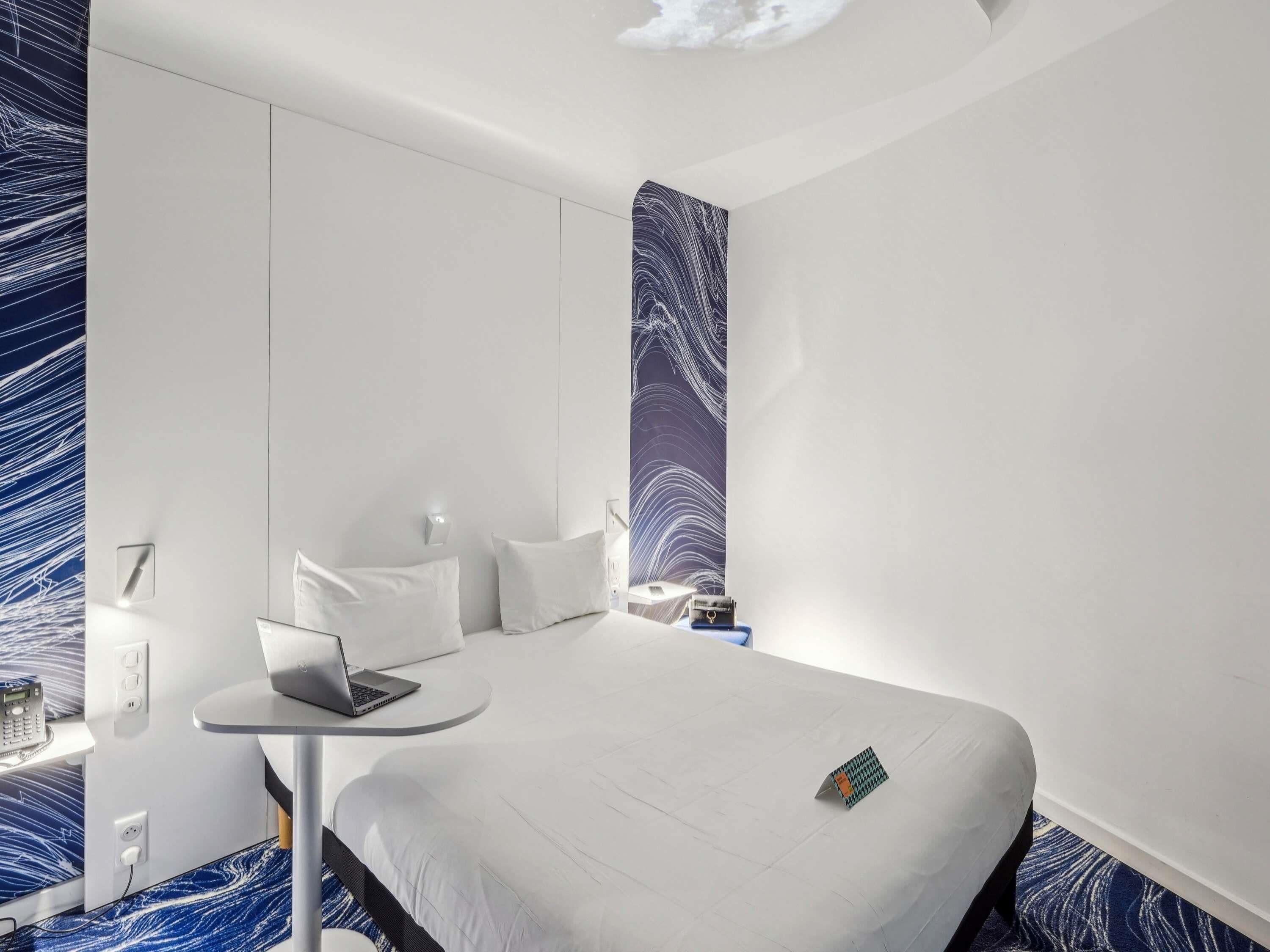 Standaard kamer, 1 tweepersoonsbed | Individueel gemeubileerd, een bureau, een laptopwerkplek