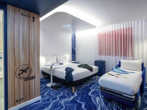 スタンダード ルーム ベッド (複数台) | 客室ごとに異なるインテリア、デスク、ノートパソコン用作業スペース、防音設備