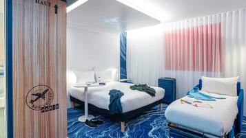 Chambre Standard, plusieurs lits | Ameublement personnalisé, bureau