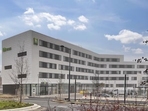 A modern hotel building with a flat facade, multiple windows, and a clear sky. - ibis Styles Paris Orly Airport (Paray-Vieille-Poste)
